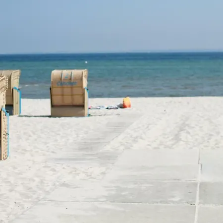 T H E H U T C H Beach Lounge * Scharbeutz